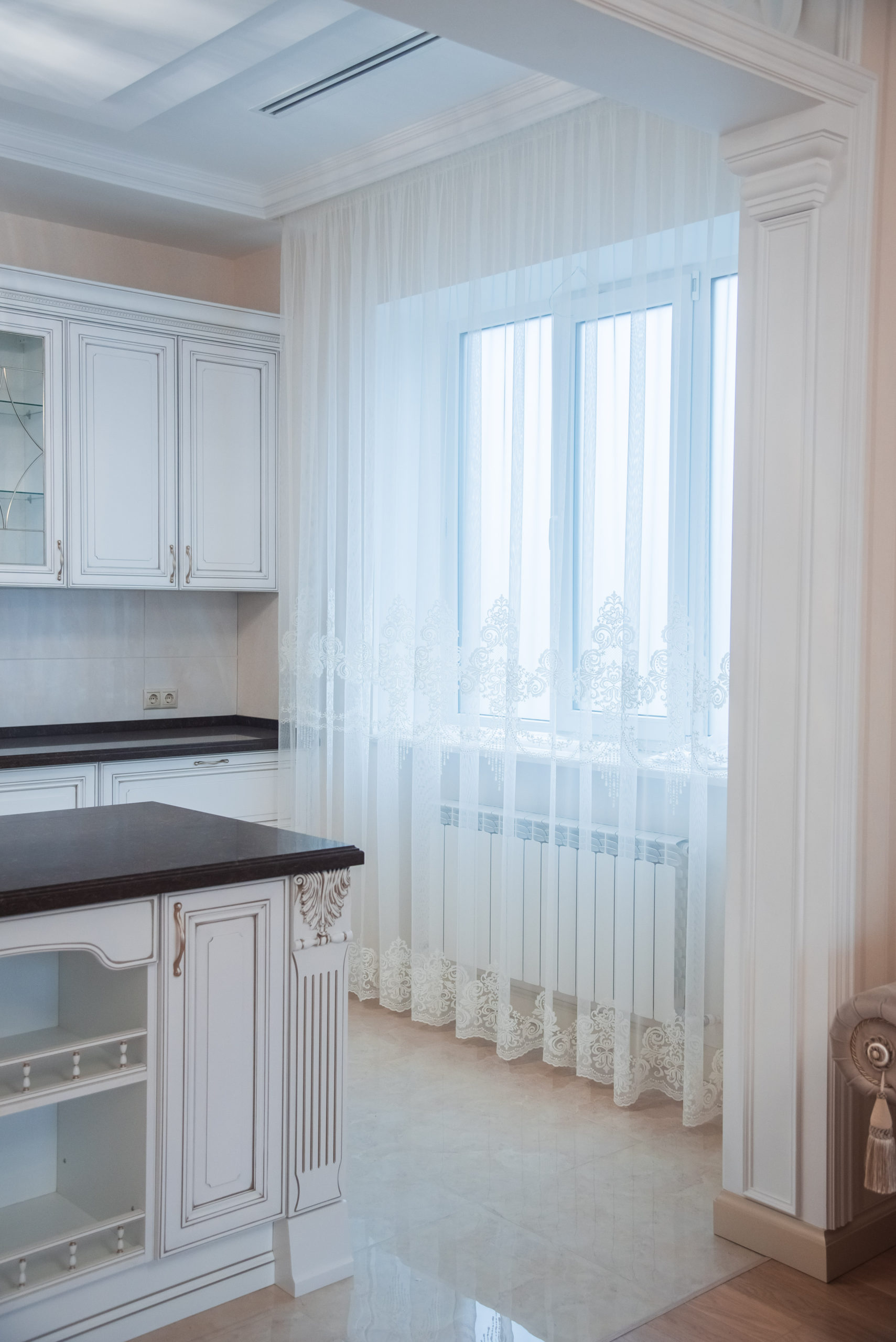 Занавески на кухне с балконом классика